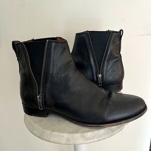 Frye Carly Chelsea boots, gorgeous black leather, double-zipper wm's size 10.